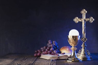 İlk Komünyon Tema. Çapraz, Holy Bible, tespih ve altın chalice. Hıristiyanlığın ekmek ve üzüm sembolleri.