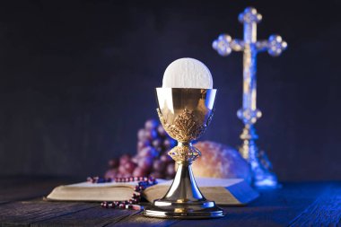 İlk Komünyon Tema. Çapraz, Holy Bible, tespih ve altın chalice. Hıristiyanlığın ekmek ve üzüm sembolleri.