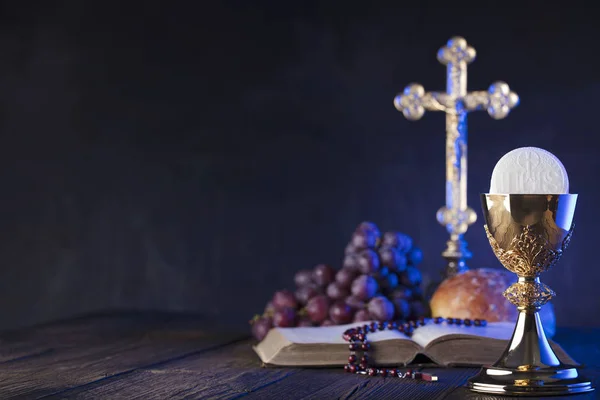 Першого Причастя Тема Хрест Священну Біблію Розарій Золоту Чашу Хліб — стокове фото