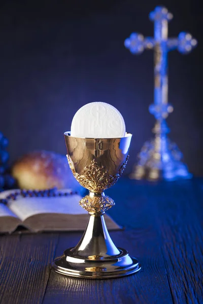 最初の聖体拝領のテーマ 十字架 ロザリオ 黄金の杯 キリスト教のパンと葡萄のシンボル — ストック写真