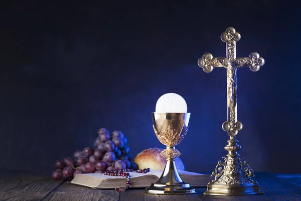 Första Nattvarden Tema Cross Heliga Bibeln Rosenkransen Och Gyllene Kalk — Stockfoto
