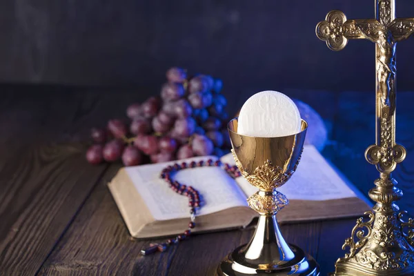 Primeiro Tema Santa Comunhão Cruz Bíblia Sagrada Rosário Cálice Ouro — Fotografia de Stock