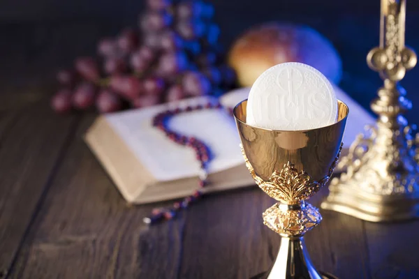 Тема Первого Святого Причастия Крест Священная Библия Четки Золотая Чаша — стоковое фото