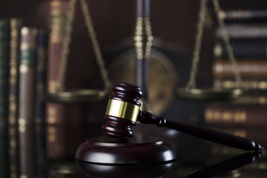 Hukuk kavramı arka plan. Çekiç sık sık yargıç ve ölçek Hukuk Adalet sembollerin. Kitap arka plan.