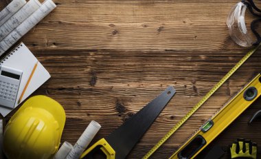 İnşaat ve tadilat kavramı. Ahşap masa üzerinde inşaat Yüklenici aleti. Üstten Görünüm. 