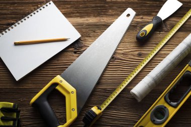 İnşaat ve tadilat kavramı. Ahşap masa üzerinde inşaat Yüklenici aleti. Üstten Görünüm. 