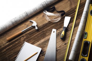 İnşaat ve tadilat kavramı. Ahşap masa üzerinde inşaat Yüklenici aleti. Üstten Görünüm. 