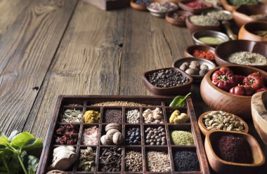 Baharat Tema. Ahşap rustik masa üzerinde kase içinde baharatlar topluluğu.