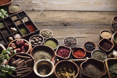 Baharat Tema. Ahşap rustik masa üzerinde kase içinde baharatlar topluluğu.