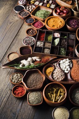 Baharat Tema. Ahşap rustik masa üzerinde kase içinde baharatlar topluluğu.