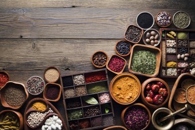 Baharat Tema. Ahşap rustik masa üzerinde kase içinde baharatlar topluluğu.