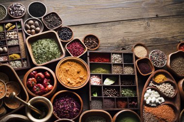 Baharat Tema. Ahşap rustik masa üzerinde kase içinde baharatlar topluluğu.