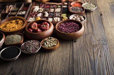 Baharat Tema. Ahşap rustik masa üzerinde kase içinde baharatlar topluluğu.