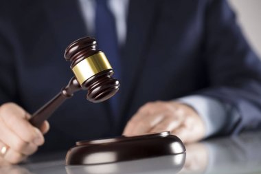 Hukuk kavramı. Tokmak ile yargıç. Beyaz arka plan. 