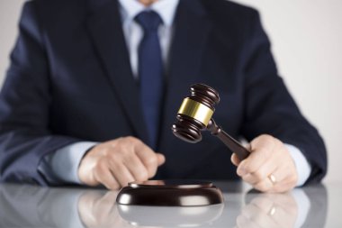 Hukuk kavramı. Tokmak ile yargıç. Beyaz arka plan. 