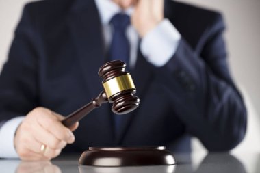 Hukuk kavramı. Tokmak ile yargıç. Beyaz arka plan. 