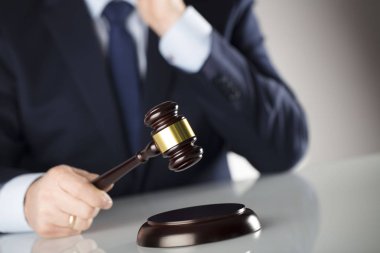 Hukuk kavramı. Tokmak ile yargıç. Beyaz arka plan. 