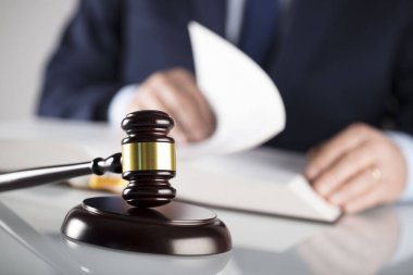 Hukuk kavramı. Yargıç, tokmak, yasal kodu. Beyaz arka plan. Takım elbiseli adam.