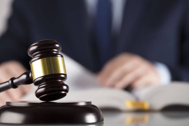 Hukuk kavramı. Yargıç, tokmak, yasal kodu. Beyaz arka plan. Takım elbiseli adam.