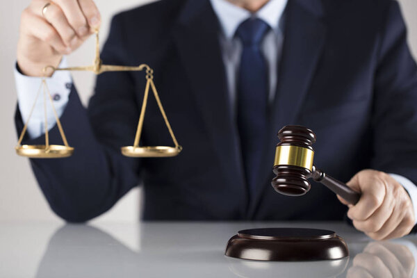 Понятие закона. Судья с молотком и равновесием. Белый фон
. 