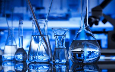 Laboratuvar iç. Laboratuvar ekipmanları cam şişeler ve mikroskop. Bilim kavramı.