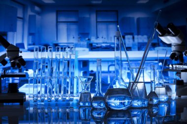 Laboratuvar iç. Laboratuvar ekipmanları cam şişeler ve mikroskop. Bilim kavramı.