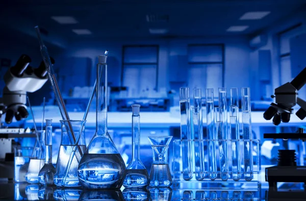 Laborinnenraum Laborgeräte Glasbecher Und Mikroskop Wissenschaftskonzept — Stockfoto
