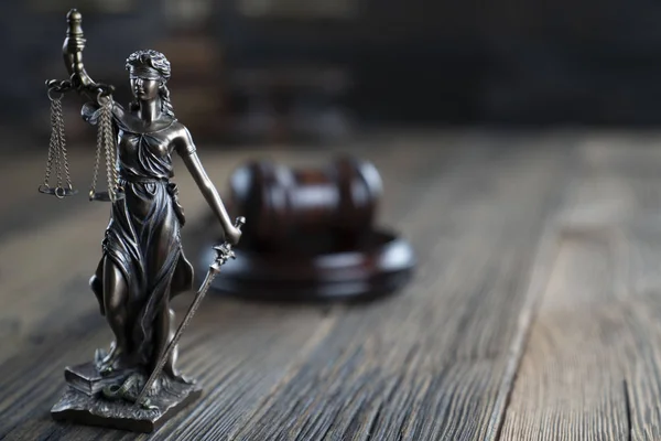 Conceito Justiça Themis Estátua Martelo Juiz Sobre Mesa Madeira Rústica — Fotografia de Stock