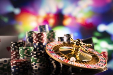Kumar teması. Color bokeh arka planda Rulet tekerlek ve poker fişleri.