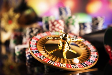 Tema kumar. Zar, renk bokeh arka plan üzerinde tekerlek ve poker fişleri rulet.
