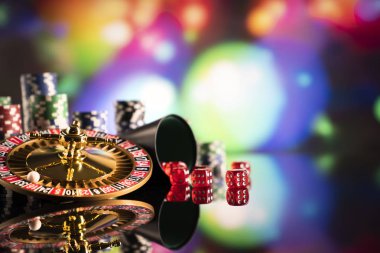 Tema kumar. Zar, renk bokeh arka plan üzerinde tekerlek ve poker fişleri rulet.