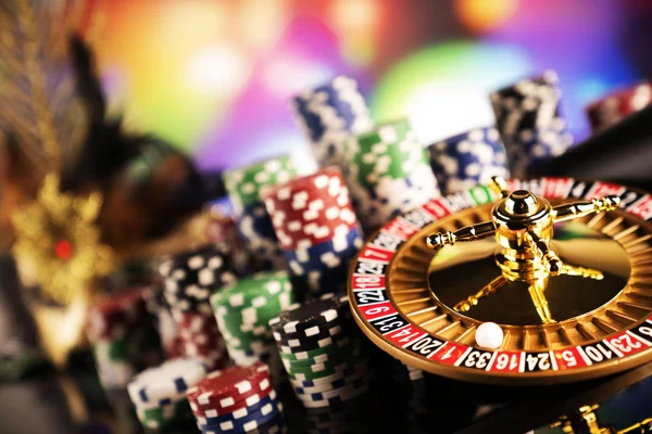 Szerencsejáték Téma Rulett Kerék Póker Chipek Színes Bokeh Háttér — Stock Fotó