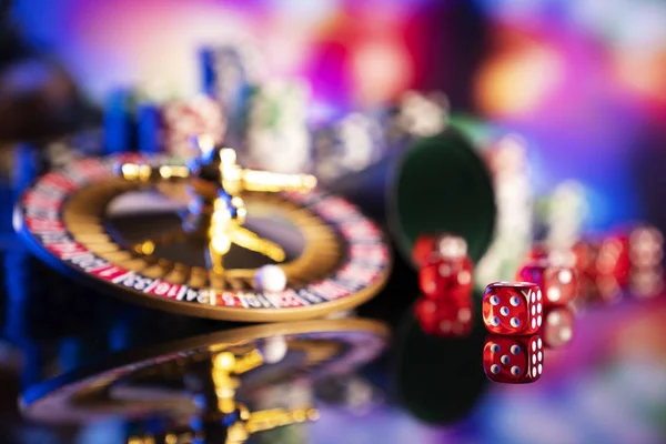 赌博主题 轮盘和扑克芯片上的颜色散景背景 — 图库照片