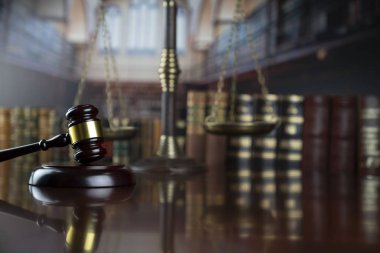 Hukuk ve adalet teması. Yargıcın Gavel 'i ve mahkeme kütüphanesinin arkaplanı..
