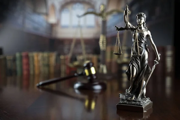 Prawo Sprawiedliwość Gavel Sędziego Posąg Themisa Skala Tle Biblioteki Sądowej — Zdjęcie stockowe
