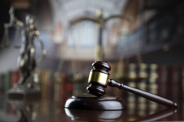 法律和司法主题 法官Gavel Themis雕像和法庭图书馆背景的刻度 — 图库照片