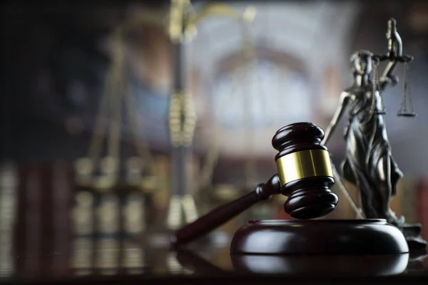 法律和司法主题 法官Gavel Themis雕像和法庭图书馆背景的刻度 — 图库照片