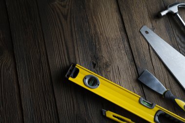 Müteahhit konsepti. Sarı başlık, karalama ve kırsal ahşap arka plandaki diğer araçlar.