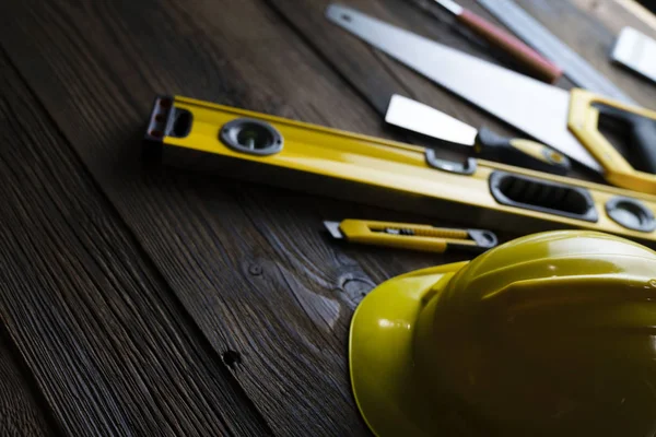 Conceito Empreiteiro Hardhat Amarelo Libella Outras Ferramentas Sobre Fundo Madeira — Fotografia de Stock