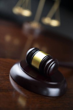 Hukuk kavramı. Yargıcın Gavel 'i ve adalet terazisi..