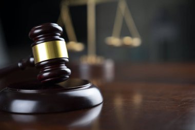 Hukuk kavramı. Yargıcın Gavel 'i ve adalet terazisi..