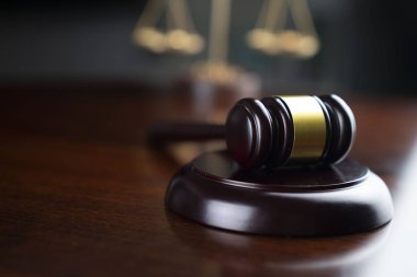 Hukuk kavramı. Yargıcın Gavel 'i ve adalet terazisi..