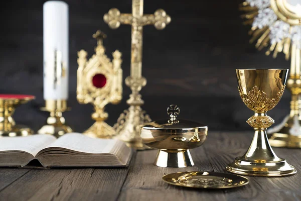 Římskokatolická Církev Kříž Bible Svatá Monstrance Růženec Zlatý Kalich Rustikálním — Stock fotografie