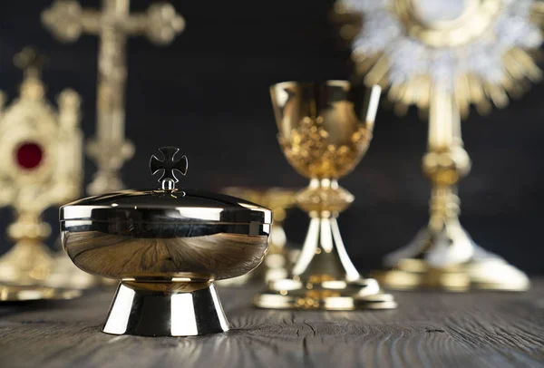 Římskokatolická Církev Kříž Bible Svatá Monstrance Růženec Zlatý Kalich Rustikálním — Stock fotografie