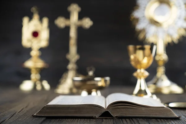Temat Kościoła Rzymskokatolickiego Krzyż Biblia Monstrancja Różaniec Złoty Kielich Rustykalnym — Zdjęcie stockowe