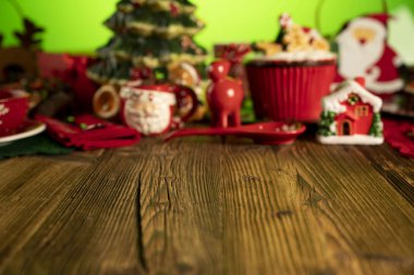 Noel zamanı. Noel sofra takımı ve süslemeleri. Kırmızı ve kahverengi renkler. Kırsal ahşap arkaplan.