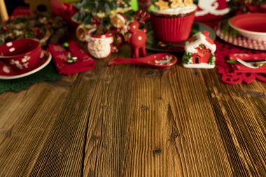 Noel zamanı. Noel sofra takımı ve süslemeleri. Kırmızı ve kahverengi renkler. Kırsal ahşap arkaplan.