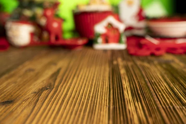 Noel zamanı. Noel sofra takımı ve süslemeleri. Kırmızı ve kahverengi renkler. Kırsal ahşap arkaplan.