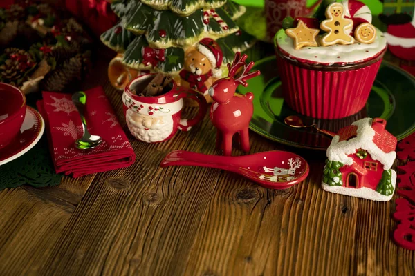 Рождество Рождественская Посуда Украшения Красные Коричневые Цвета Деревянный Фон — стоковое фото