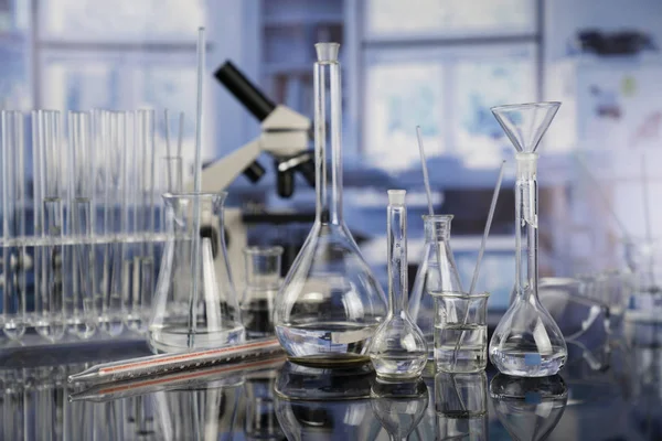 Εργαστήριο Επιστημών Ποτήρια Δοκιμαστικοί Σωλήνες Και Μικροσκόπιο Γυάλινο Τραπέζι Στο — Φωτογραφία Αρχείου